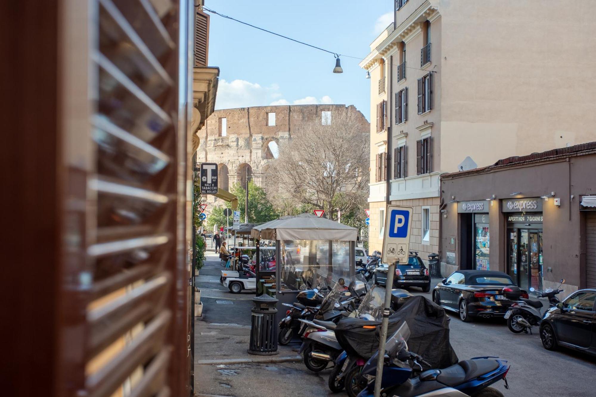 Oliviero - Colosseo With Terrace Rom
